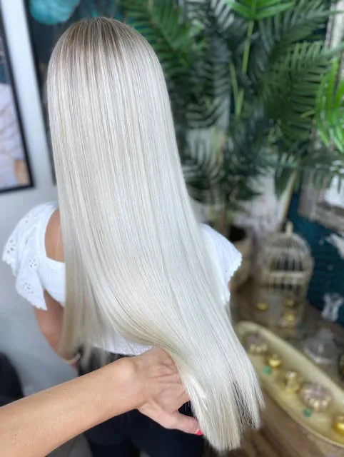 Dlhé rovné perleťovo blond vlasy