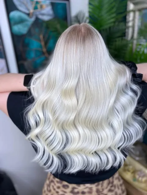 Ľadovo blond vlasy s vlnami