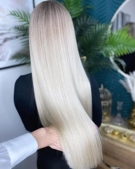 Rovné platinové blond vlasy