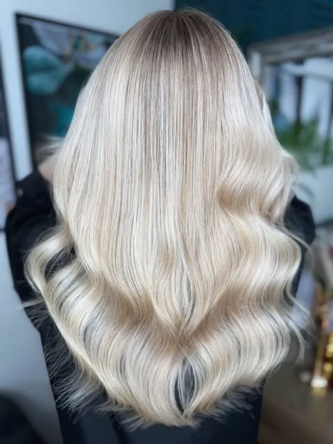 Blond s tmavšími korienkami, vo vlnách