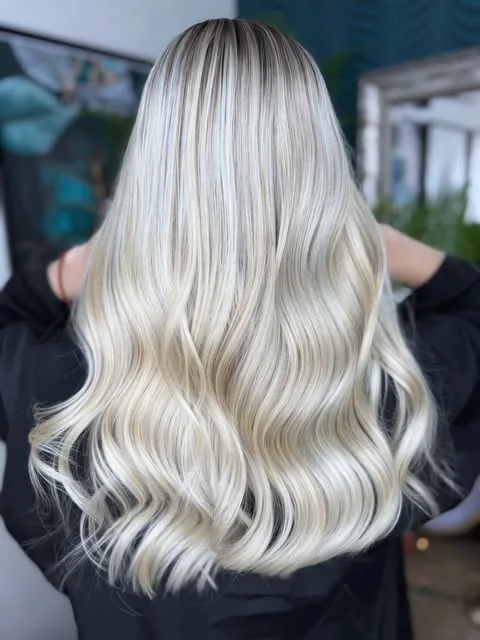Béžová blond s tieňovanými korienkami
