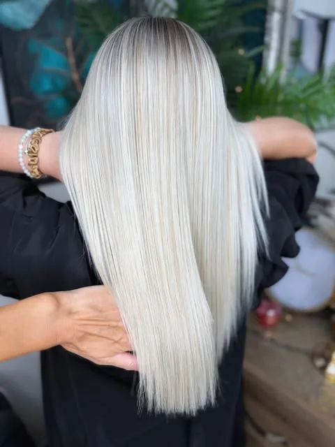 Dlhé rovné svetlé blond vlasy