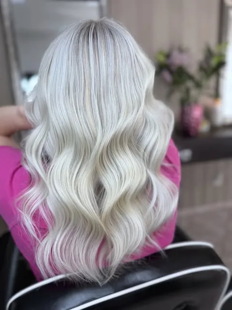 Svetlé blond vlasy vo vlnách